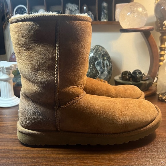 UGG Australia Short Classic Boot - Picture 2 of 13